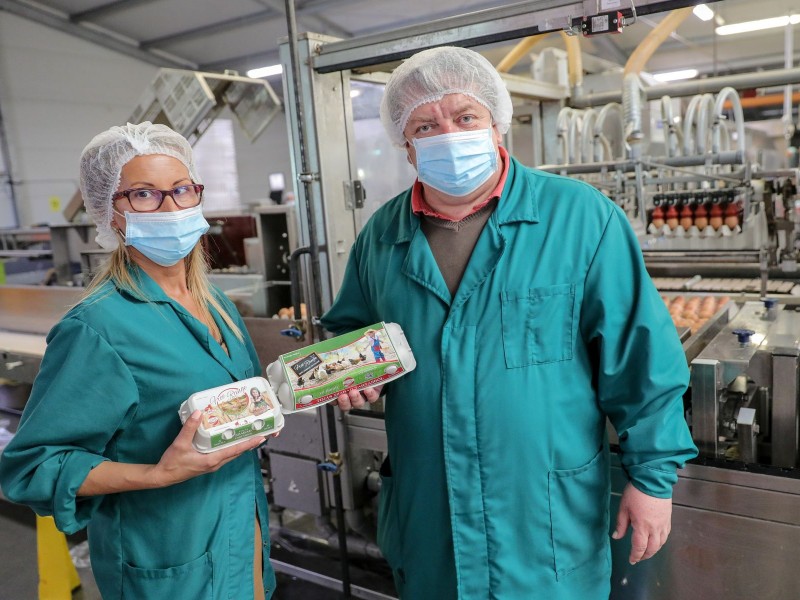 A mezőn kapirg&aacute;l&oacute; ty&uacute;koknak jobb a toj&aacute;suk